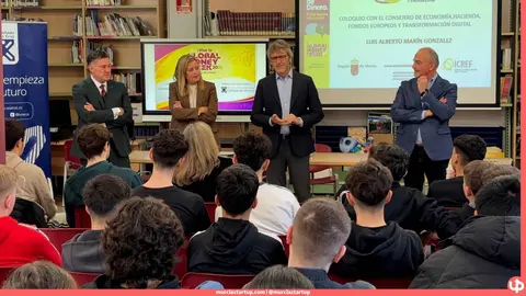 Un momento de la charla sobre econom&iacute;a y finanzas que mantuvo el consejero de Econom&iacute;a, Hacienda, Fondos Europeos y Transformaci&oacute;n Digital, Luis Alberto Mar&iacute;n, con alumnos del IES Ca&ntilde;ada de la Era