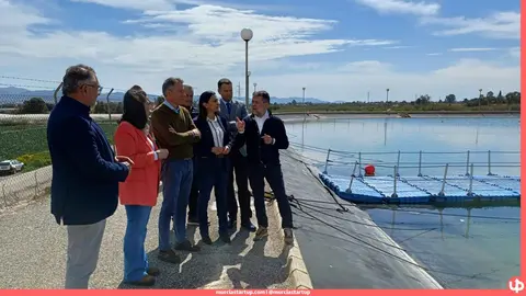1.054 paneles solares flotando sobre el embalse de La Torrecilla, en Lorca. La Comunidad de Regantes de Lorca &mdash;una de las m&aacute;s grandes del Mediterr&aacute;neo, con 23.370 hect&aacute;reas y 10.000 agricultores&mdash; estrena una planta fotovoltaica flotante subvencionada con 300.000 euros por la Regi&oacute;n de Murcia. El resultado: 70.000 euros menos en factura el&eacute;ctrica cada a&ntilde;o. As&iacute; avanza la transici&oacute;n energ&eacute;tica del regad&iacute;o murciano.