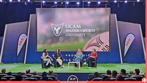 Un momento del SCS Football Lab 2026 durante la mesa redonda 'El rol de la mujer en el f&uacute;tbol profesional', moderada por Laura Nieto, coordinadora del M&aacute;ster Universitario en Direcci&oacute;n y Gesti&oacute;n de Entidades Deportivas de la UCAM