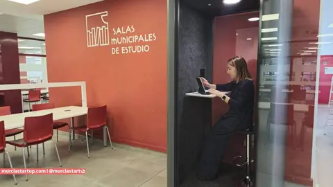 Cabina insonorizada en una sala de estudio de Murcia