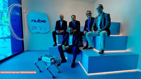 Un momento de la visita del consejero de Transformaci&oacute;n Digital al Centro Nube de Lorca
