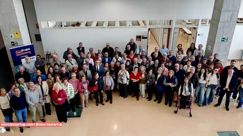 El consejero de Transformaci&oacute;n Digital, Luis Alberto Mar&iacute;n, junto con algunos de los alumnos que han participado en el programa de formaci&oacute;n digital para personas mayores