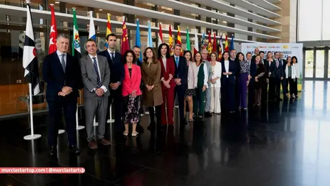 La secretaria general de la Consejer&iacute;a de Hacienda, Sonia Carrillo, junto al resto de representantes auton&oacute;micos.