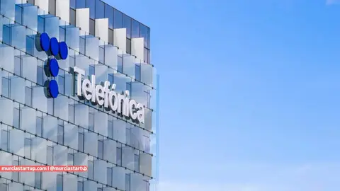 Detalle de la fachada del 'Distrito Telef&oacute;nica'