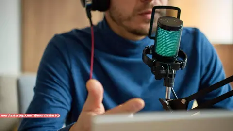 Un hombre hablando a un micr&oacute;fono