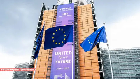 Tres banderas de la Uni&oacute;n Europea ondean frente al edificio Berlaymont en Bruselas, sede de la Comisi&oacute;n Europea