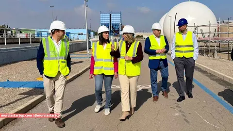 Imagen de la consejera Sara Rubira junto a la alcaldesa de Cartagena Noelia Arroyo durante su visita a la EDAR de Cabezo Beaza.