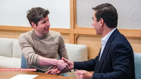 Carlos Torres Vila (der), presidente de BBVA, y Sam Altman, CEO y cofundador de OpenAI