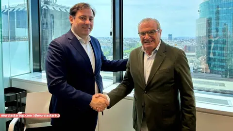 Jos&eacute; Celedonio Rodr&iacute;guez (MIraltabank) y Luis Mart&iacute;nez de Salas (Av&aacute;lam), tras la firma del acuerdo