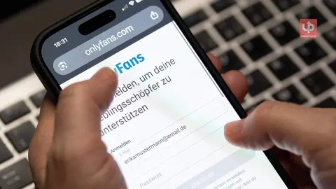 Un usuario consulta la aplicaci&oacute;n de Onlyfans