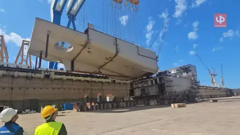 Colocaci&oacute;n de la macroestructura del BAM-IS en el dique del astillero de Navantia Puerto Real.