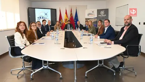 El jefe del Ejecutivo auton&oacute;mico, Fernando L&oacute;pez Miras, se reuni&oacute; hoy con el presidente de la Asociaci&oacute;n de Empresarios del Pol&iacute;gono Industrial Los Camachos de Cartagena, Antonio Betancor, y su junta directiva