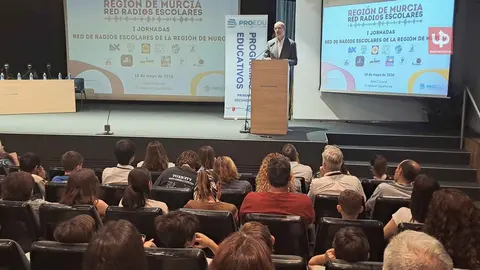 La Consejer&iacute;a de Educaci&oacute;n de la Regi&oacute;n de Murcia celebra el primer encuentro de su red de radios escolares con 12 centros, 230 asistentes y profesionales de COPE, SER y Onda Cero. &iquest;Ser&aacute; este piloto el modelo que expanda la radio educativa a toda la regi&oacute;n?