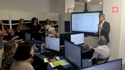 El consejero de Econom&iacute;a, Hacienda, Fondos Europeos y Transformaci&oacute;n Digital, Luis Alberto Mar&iacute;n, se dirige a los participantes en el taller de formaci&oacute;n digital para personas mayores