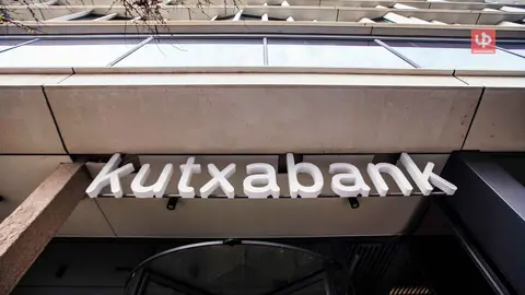 Kutxabank capta 500 M&euro; en deuda senior verde preferente con 90 inversores y una demanda de 1.300 M&euro;. El bono, calificado A, se cierra a 73 pbs sobre mid-swap, por debajo de emisiones similares recientes.