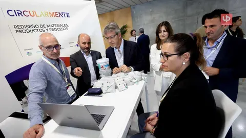 El consejero de Empresa, Luis Mar&iacute;n, junto al director del INFO, Joaqu&iacute;n G&oacute;mez, en el evento 'Circularmente'