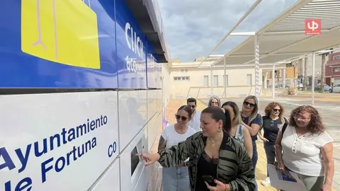 La alcaldesa de Fortuna, Catalina Herrero, durante la presentaci&oacute;n de las nuevas taquillas inteligentes Click and Collect