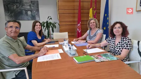 La concejala de Gobierno Abierto, Promoci&oacute;n Econ&oacute;mica y Empleo, Mercedes Bernab&eacute;, reunida con la vicerrectora de Formaci&oacute;n Continua, Empleabilidad e Innovaci&oacute;n de la UMU, Mar&iacute;a del Mar S&aacute;nchez
