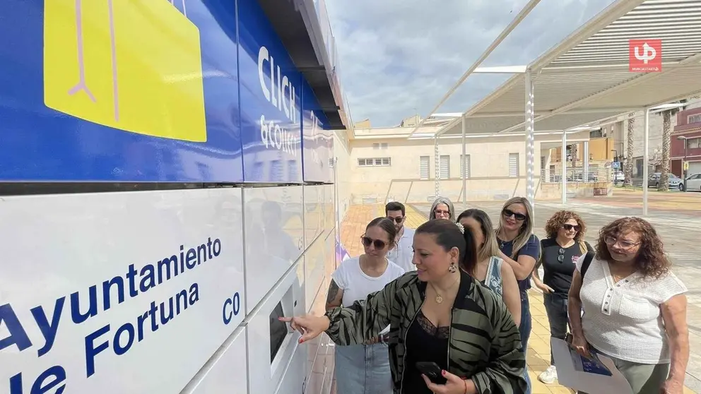 La alcaldesa de Fortuna, Catalina Herrero, durante la presentaci&oacute;n de las nuevas taquillas inteligentes Click and Collect