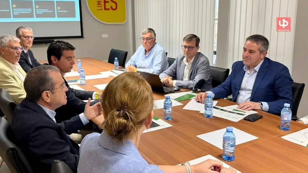 Reuni&oacute;n entre el consejero Joaqu&iacute;n Buend&iacute;a y la Junta Directiva de Agrupal