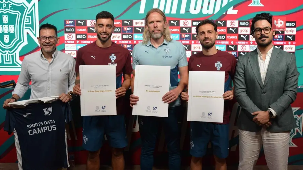 Bernardo Silva y Bruno Fernandes, profesores honor&iacute;ficos del m&aacute;ster de bal&oacute;n parado de la UCAM