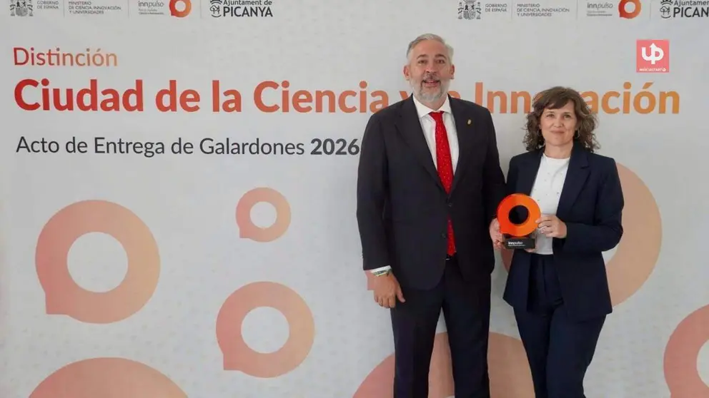 El alcade de Santomera, V&iacute;ctor Mart&iacute;nez, y la concejala de Innovaci&oacute;n, Mar&iacute;a Tornel, en el acto de entrega de distinciones de 'Ciudad de la Ciencia y la Innovaci&oacute;n' otorgados por el Ministerio de Ciencia, Innovaci&oacute;n y Universidades.