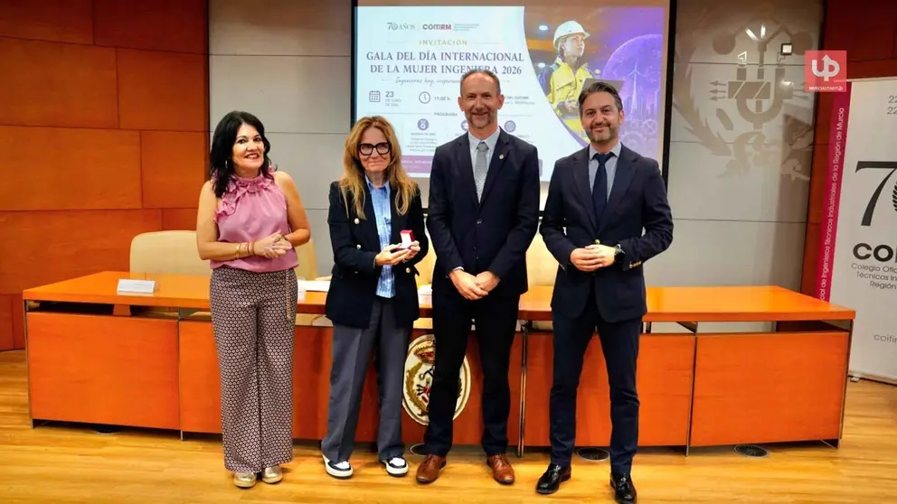 El COITIRM entrega su Insignia de Oro a Mar&iacute;a Jes&uacute;s Puerta, ganadora del NASA Lunar Recycle Challenge