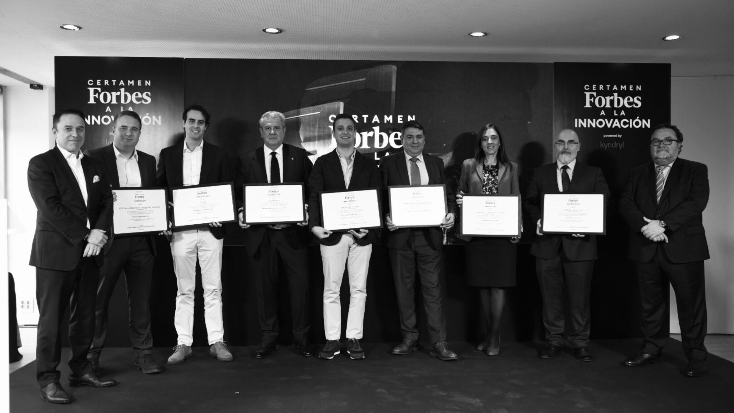 Foto de familia de los ganadores del certamen (Foto: TW @Forbes_es)