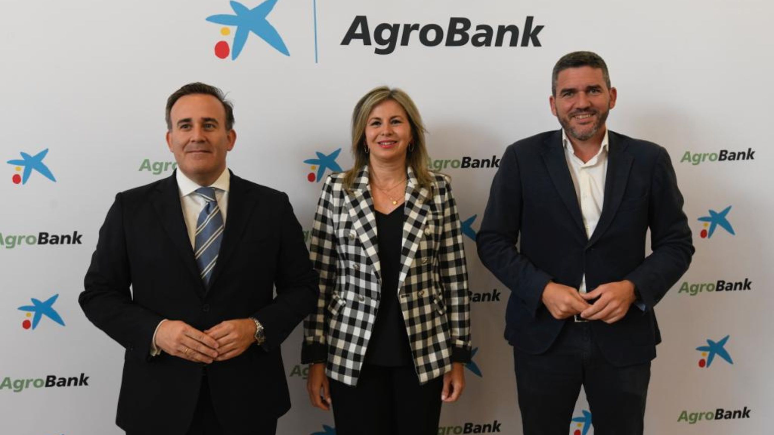 De izq. a der., el director de Agrobank, Sergio Gutiérrez, la directora de la Territorial de CaixaBank en la Región de Murcia, Olga García; y el consejero de Agua, Agricultura, Ganadería y Pesca de la Región de Murcia, Antonio Luengo
