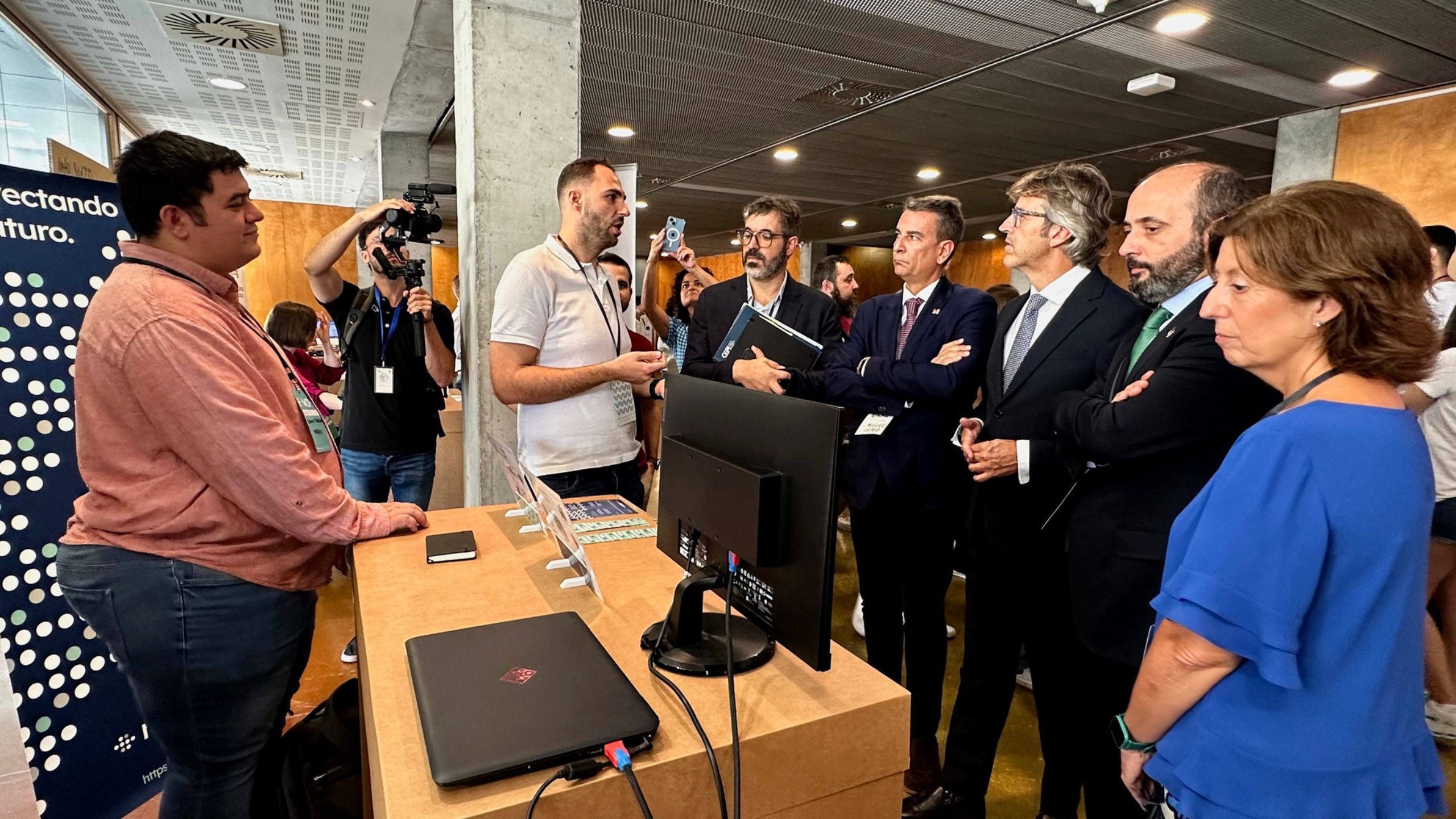 El consejero de Economía, Hacienda y Empresa, Luis Alberto Marín, conoce algunos de los stands instalados en el Auditorio Víctor Villegas con motivo del Día del Emprendedor
