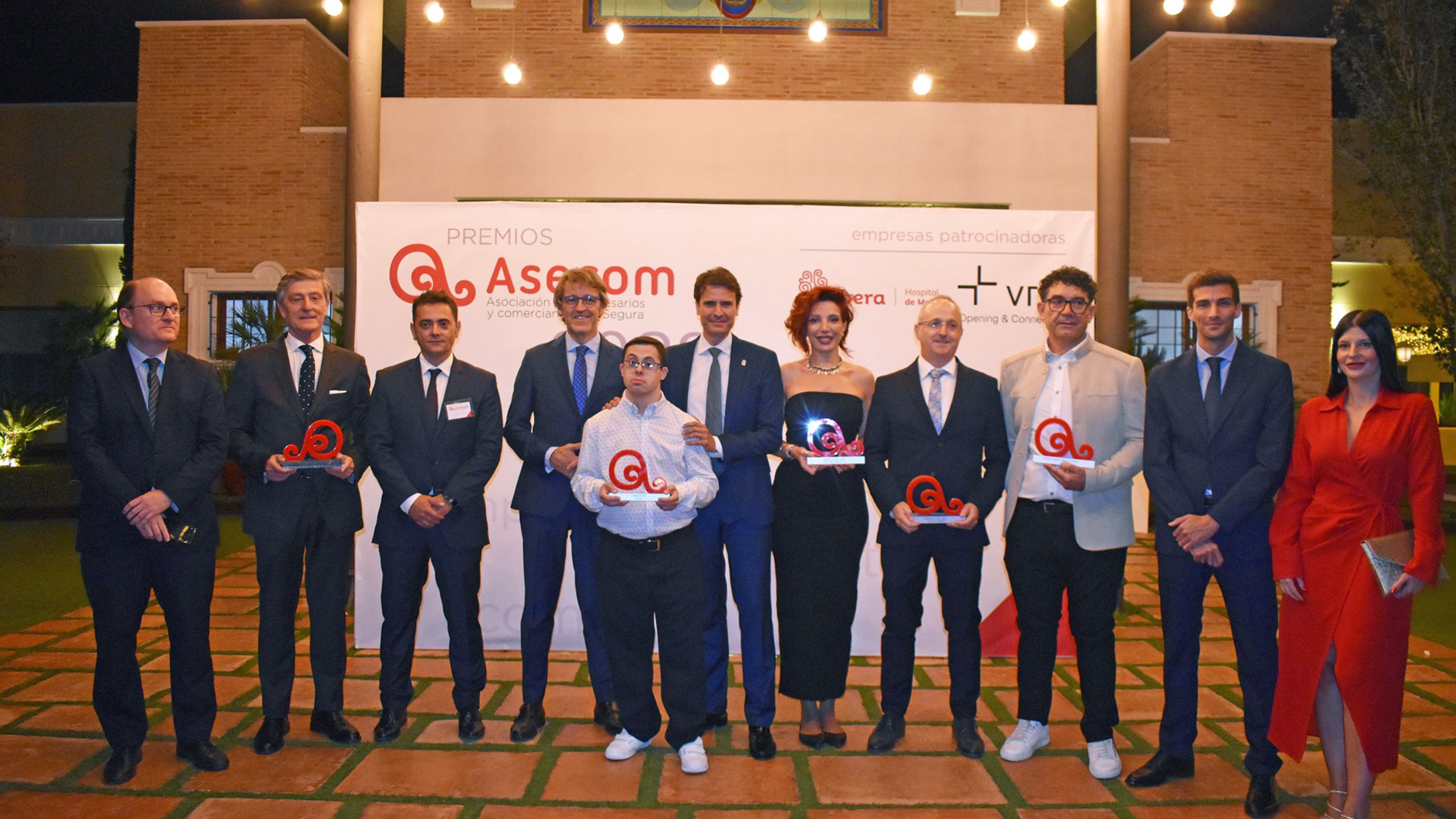 Foto de familia de los premiados por Asecom