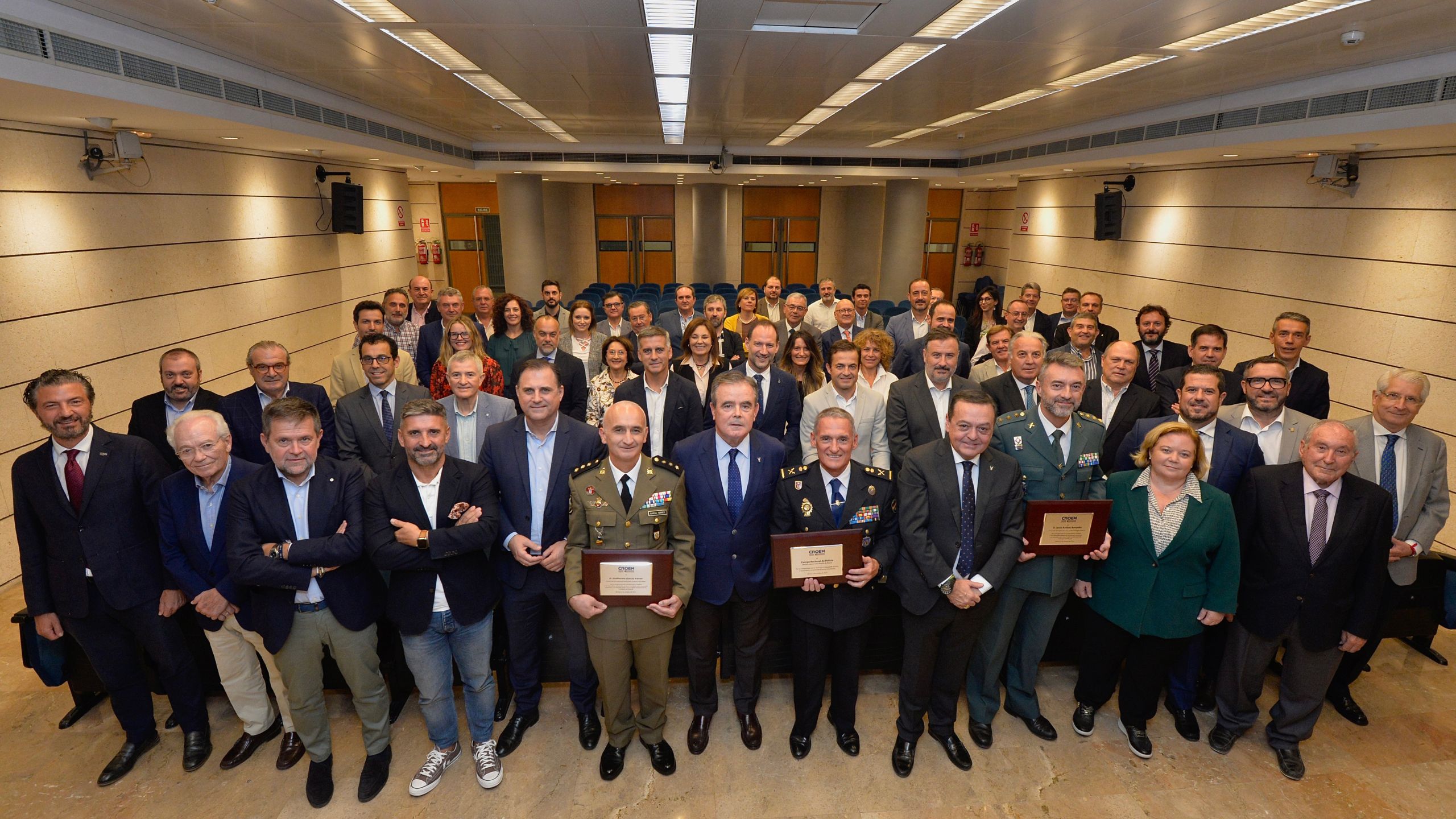 La junta directiva de la Patronal, junto a los representantes de los Cuerpos y Fuerzas de Seguridad
