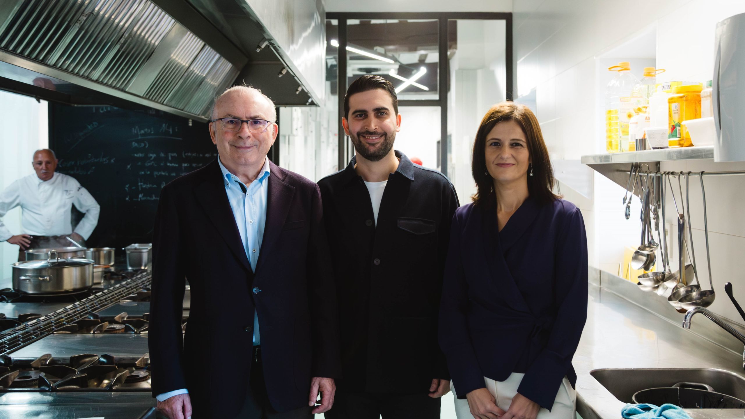 De izq. a der., José Antonio Planes (director de Cáritas), Pablo Planes (CEO de Inforges) y Carmen Lacal (RR HH de Inforges)