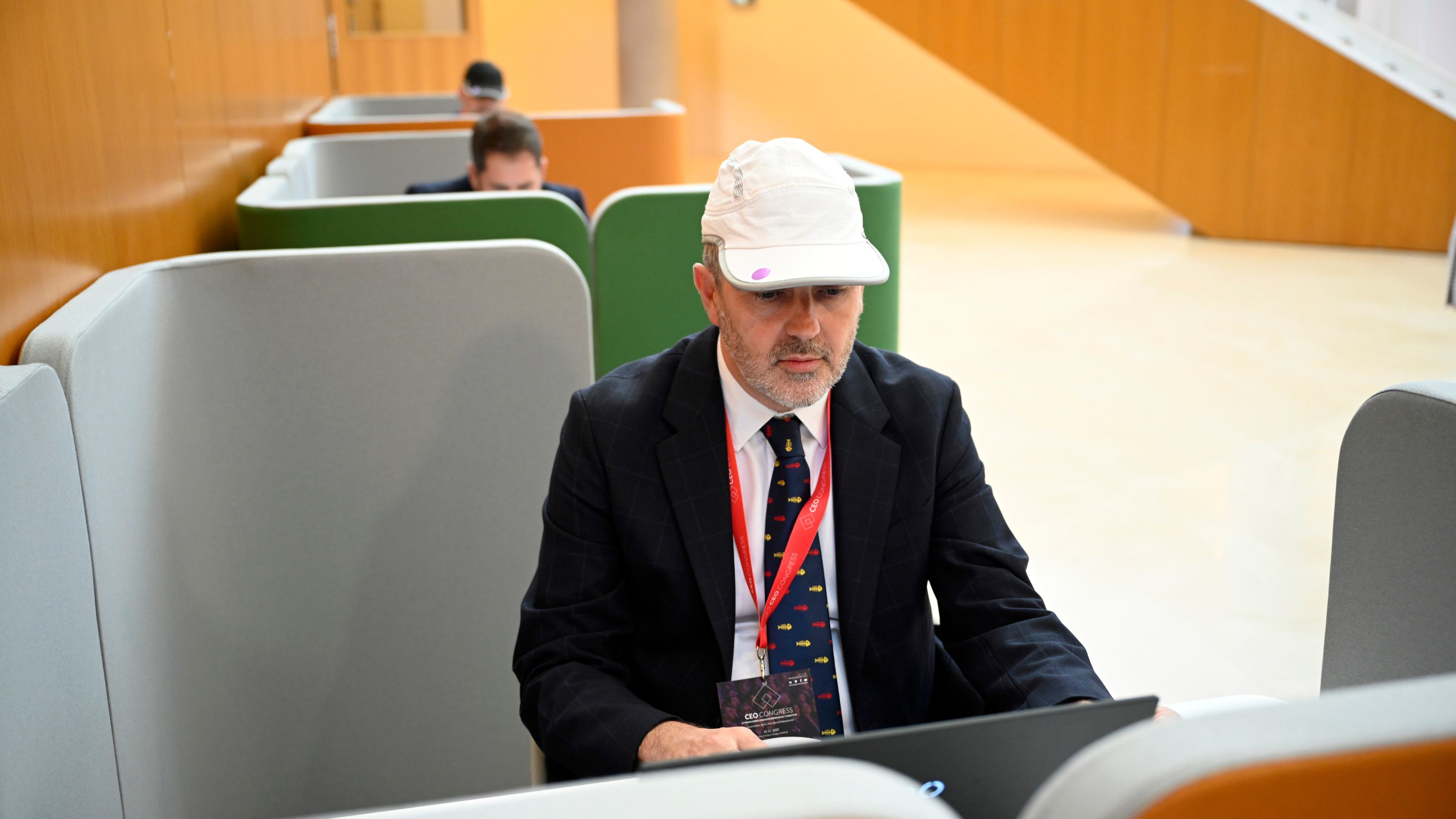 Quienes participaron en el estudio visualizaron un vídeo con una gorra con sensores que mide la activación cerebral de las emociones