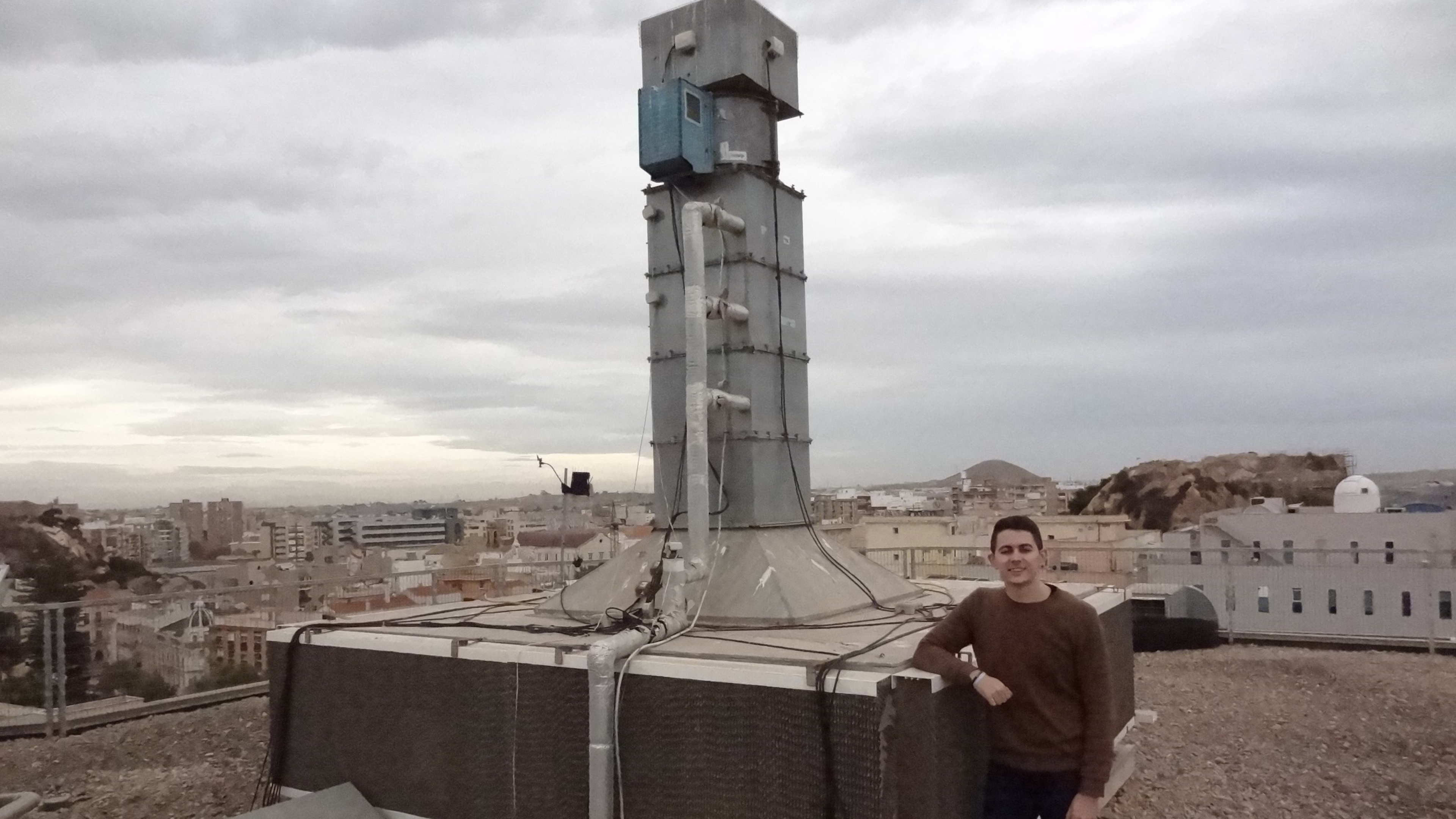 El autor de la tesis, Pedro Navarro, con un prototipo de las torres construido recientemente