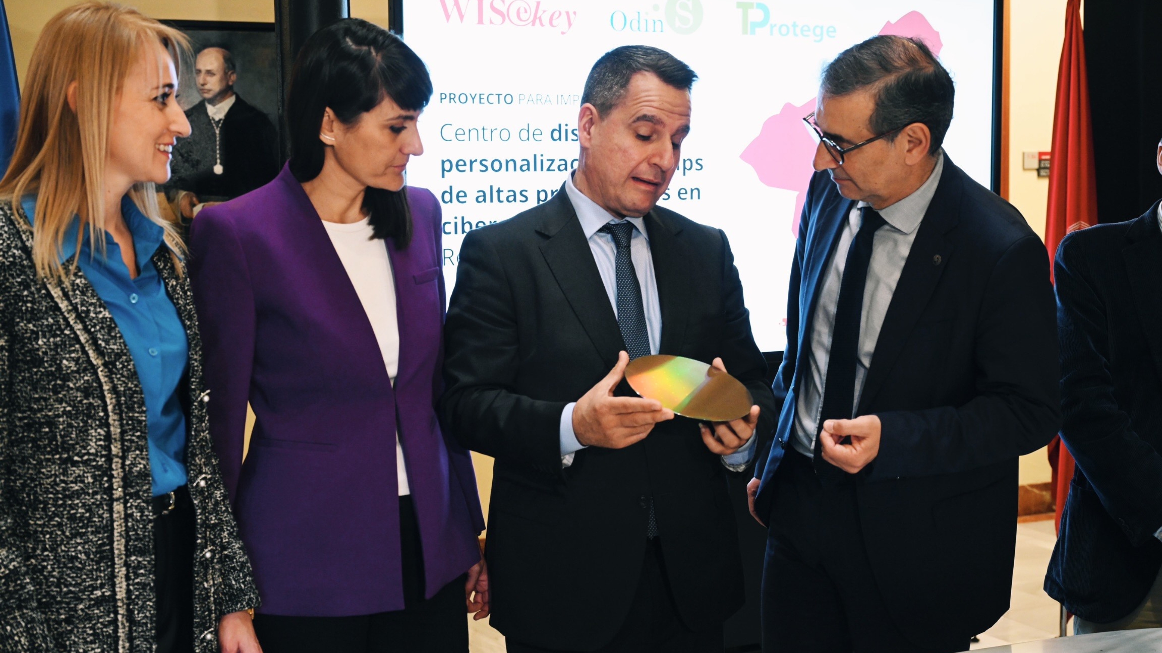 José Trigueros, directivo de la Spin Off de la UMU Odin Solutions, muestra al rector, la secretaria de Estado y la delegada del Gobierno, el material con el que se fabrican los chips