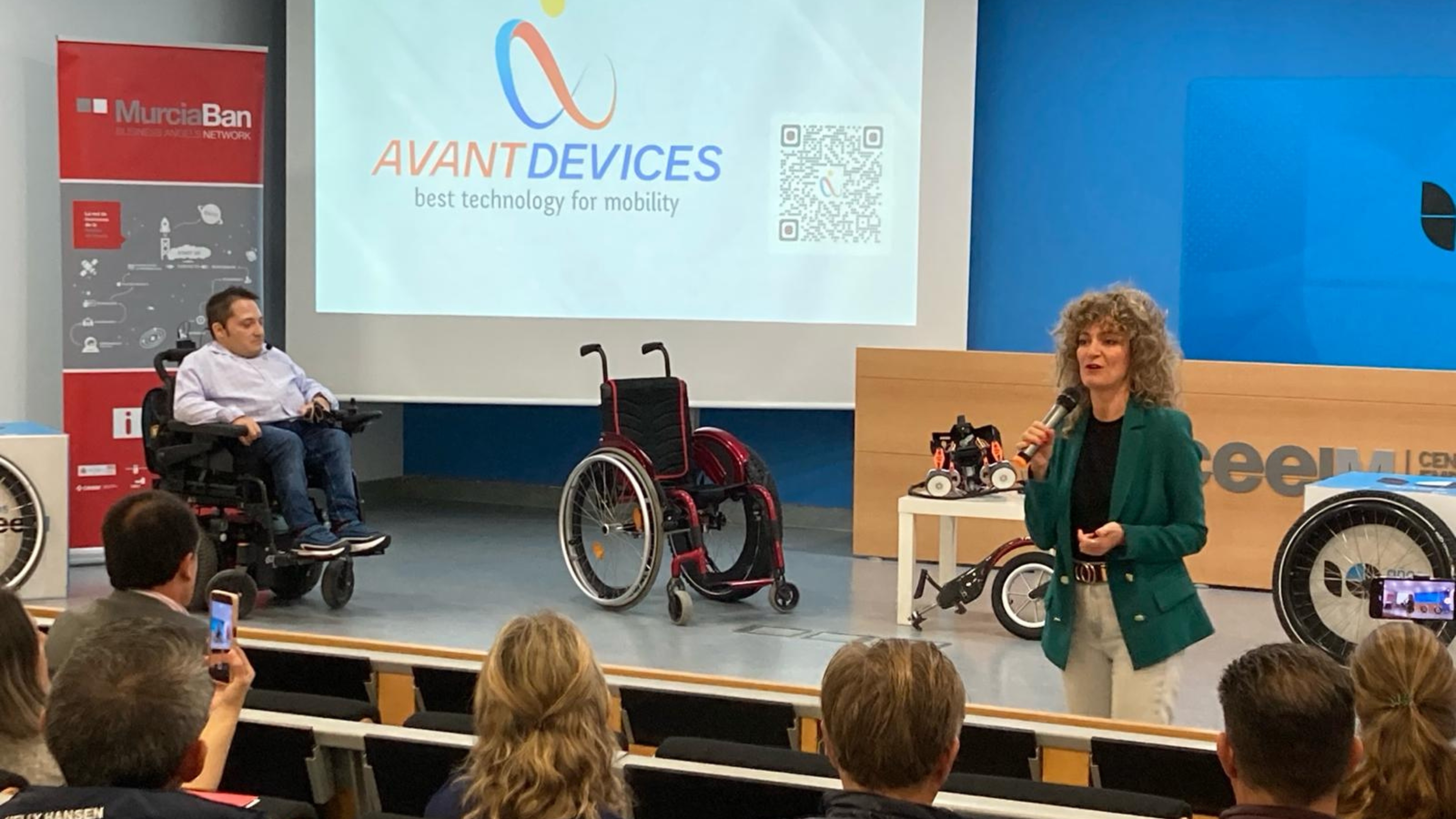 Esther Peñalver, directora del CEEIM, habla durante la presentación de 'Explorer One' de Avant Devices