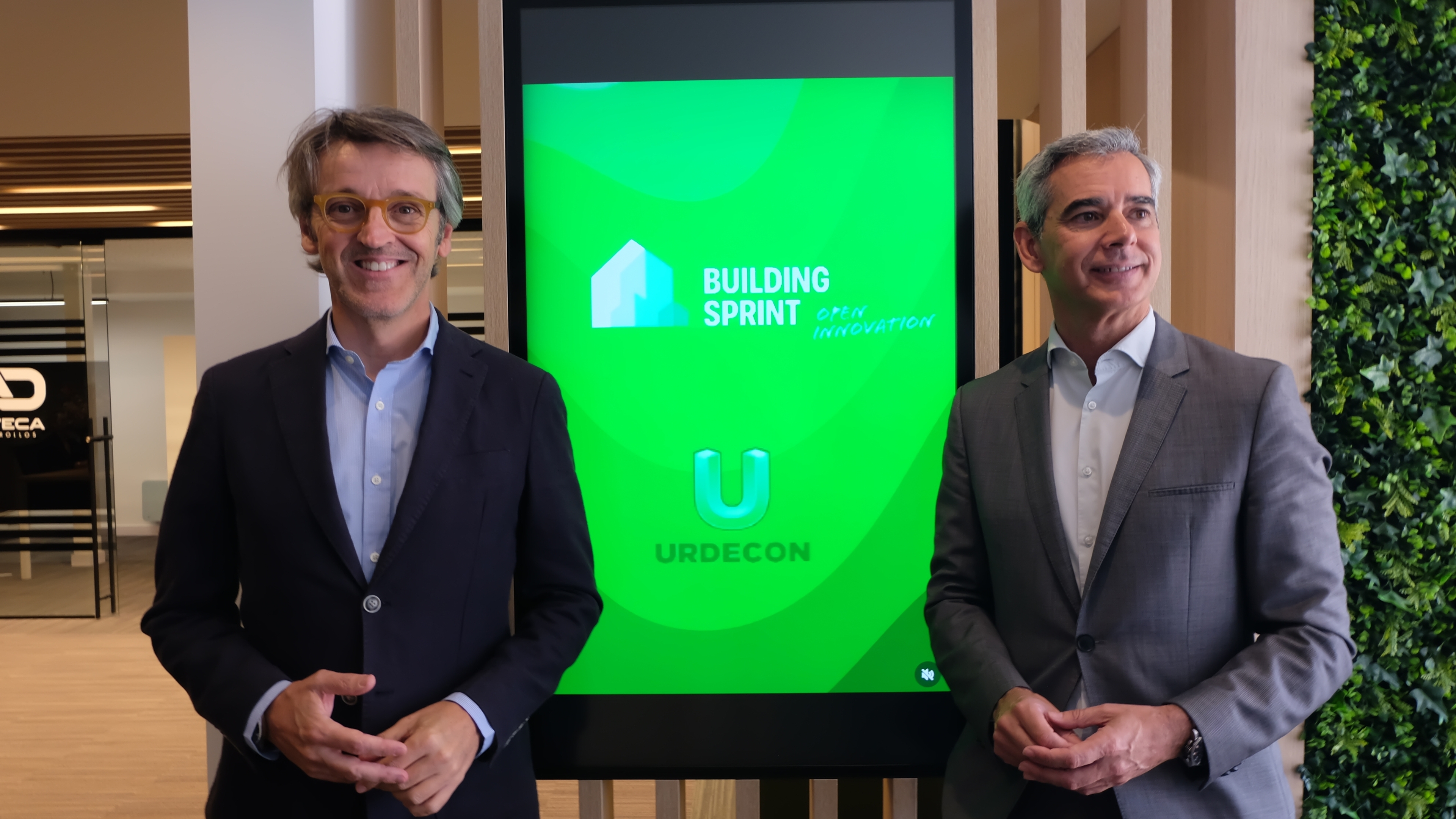 El director general de Urdecon, Enrique Fernández-Delgado (der.), junto al consejero de Empresa, Luis Alberto Marín